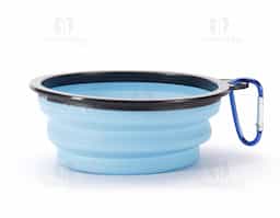 Tigela retrátil para pets feita em silicone com borda plástica equipada com encaixe para mosquetão e capacidade de até 350ml. Acompanha mosquetão metálico para facilitar o transporte.