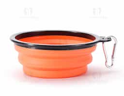 Tigela retrátil para pets feita em silicone com borda plástica equipada com encaixe para mosquetão e capacidade de até 350ml. Acompanha mosquetão metálico para facilitar o transporte.