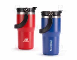 Copo térmico em inox com pintura eletrostática e capacidade máxima de 600ml. Conta com estrutura de parede dupla e vedação a vácuo que permite a conservação da temperatura de líquidos por mais tempo. Possui tampa plástica rosqueável com protetor para o bocal, bico flip, canudo interno removível e alça fixa para transporte.