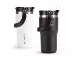 Copo térmico em inox com pintura eletrostática e capacidade máxima de 600ml. Conta com estrutura de parede dupla e vedação a vácuo que permite a conservação da temperatura de líquidos por mais tempo. Possui tampa plástica rosqueável com protetor para o bocal, bico flip, canudo interno removível e alça fixa para transporte.