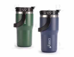 Copo térmico em inox com pintura eletrostática e capacidade máxima de 600ml. Conta com estrutura de parede dupla e vedação a vácuo que permite a conservação da temperatura de líquidos por mais tempo. Possui tampa plástica rosqueável com protetor para o bocal, bico flip, canudo interno removível e alça fixa para transporte.