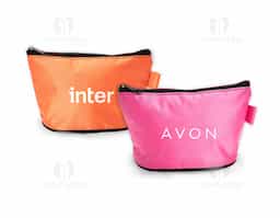 Nécessaire confeccionada em nylon impermeável, ideal para proteger os itens contra umidade e respingos. Possui fechamento em zíper que garante segurança e praticidade no uso diário. Conta ainda com alça pequena para acesso de chaveiro ou gancho, facilitando o transporte e a fixação em bolsas ou mochilas. Funcional e versátil, é uma excelente opção de brinde corporativo útil e de ampla aceitação.