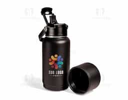 Garrafa térmica em inox com pintura eletrostática e capacidade de até 700ml. Apresenta estrutura interna de parede dupla e vedação a vácuo, o que ajuda a conservar a temperatura de líquidos por mais tempo. Conta ainda com fundo removível. Possui tampa plástica rosqueável com protetor para o bocal, bico flip, canudo interno removível e alça fixa para transporte.