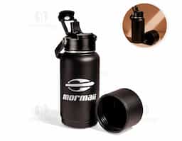 Garrafa térmica em inox com pintura eletrostática e capacidade de até 700ml. Apresenta estrutura interna de parede dupla e vedação a vácuo, o que ajuda a conservar a temperatura de líquidos por mais tempo. Conta ainda com fundo removível. Possui tampa plástica rosqueável com protetor para o bocal, bico flip, canudo interno removível e alça fixa para transporte.