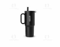 Caneca térmica em inox 304 com pintura eletrostática, alça lateral em plástico e capacidade de até 750ml. Conta com estrutura de parede dupla e vedação a vácuo para manter a temperatura de líquidos por mais tempo. Possui tampa plástica rosqueável com acesso para canudo, infusor removível e alça para fixação de chaveiro ou gancho. Acompanha canudo plástico para encaixe.