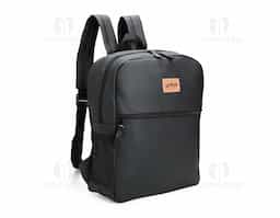 Mochila feita em couro sintético impermeável, com fechamento em zíper e capacidade máxima de 20 litros. Apresenta divisória interna, ideal para notebooks de até 14 polegadas. Conta também com um bolso frontal com uma plaquinha costurada e dois bolsos laterais em tela feitos em nylon.