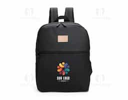 Mochila feita em couro sintético impermeável, com fechamento em zíper e capacidade máxima de 20 litros. Apresenta divisória interna, ideal para notebooks de até 14 polegadas. Conta também com um bolso frontal com uma plaquinha costurada e dois bolsos laterais em tela feitos em nylon.