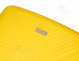 Mala de viagem em plástico resistente com capacidade de até 54 litros. Possui espaço interno com divisória, que contém bolso em tela e outro espaço com cinta compressora para organização de objetos. Conta com duas alças de mãos, uma superior e outra lateral, quatro apoios laterais, quatro rodinhas com giro em 360º, puxador com ajuste de nível e cadeado numérico TSA. Acompanha placa em metal para personalização.