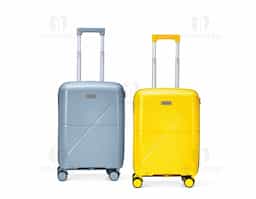 Mala de viagem feita em plástico resistente com capacidade máxima de 30 litros. Possui espaço interno com divisória, que contém bolso em tela e outro espaço com cinta compressora para organização de objetos. Conta ainda com alça de mãos, quatro rodinhas com giro em 360º, puxador com ajuste de nível e cadeado numérico TSA. Acompanha placa em metal para personalização.