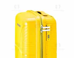 Mala de viagem feita em plástico resistente com capacidade máxima de 30 litros. Possui espaço interno com divisória, que contém bolso em tela e outro espaço com cinta compressora para organização de objetos. Conta ainda com alça de mãos, quatro rodinhas com giro em 360º, puxador com ajuste de nível e cadeado numérico TSA. Acompanha placa em metal para personalização.