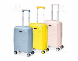 Mala de viagem feita em plástico resistente com capacidade máxima de 30 litros. Possui espaço interno com divisória, que contém bolso em tela e outro espaço com cinta compressora para organização de objetos. Conta ainda com alça de mãos, quatro rodinhas com giro em 360º, puxador com ajuste de nível e cadeado numérico TSA. Acompanha placa em metal para personalização.