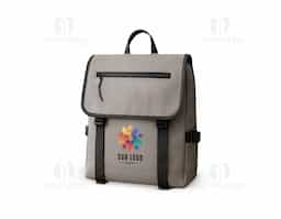 Mochila confeccionada em couro sintético com capacidade máxima de 18 litros. Possui abertura com zíper, tiras frontais em velcro e engate rápido. Apresenta divisória interna para notebook de até 15,3 polegadas, além de dois bolsos laterais e dois frontais, sendo um com fechamento em zíper próximo à abertura. Conta ainda com alças ajustáveis, costas acolchoadas em espuma respirável e engate traseiro para malas.