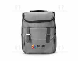 Mochila confeccionada em couro sintético impermeável com capacidade de até 18 litros. Possui compartimento interno para notebook de até 13 polegadas. Apresenta compartimento frontal com par de fivelas e fechamento em botões magnéticos, além de dois bolsos laterais. Possui área das costas e alças de mão e de costas com revestimento em tecido respirável.
