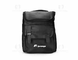 Mochila confeccionada em couro sintético impermeável com capacidade de até 18 litros. Possui compartimento interno para notebook de até 13 polegadas. Apresenta compartimento frontal com par de fivelas e fechamento em botões magnéticos, além de dois bolsos laterais. Possui área das costas e alças de mão e de costas com revestimento em tecido respirável.