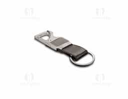 Chaveiro em metal com tira em couro sintético, que combina elegância e praticidade. Equipado com mosquetão para fácil fixação e função abridor de garrafas, é um acessório versátil para o dia a dia. Um brinde corporativo útil e sofisticado para destacar sua marca.