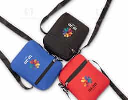 Mini bolsa confeccionada em tecido resistente à água e alça transversal ajustável em nylon. Possui fechamento em zíper e bolso frontal que facilita a organização de objetos.