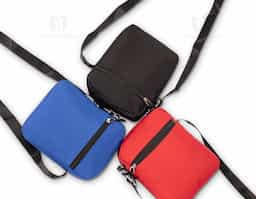 Mini bolsa confeccionada em tecido resistente à água e alça transversal ajustável em nylon. Possui fechamento em zíper e bolso frontal que facilita a organização de objetos.