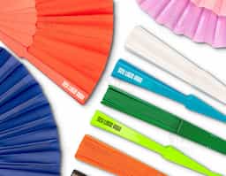 Leque com estrutura plástica compacta e resistente, revestido em tecido leve que garante ventilação prática e eficiente. Portátil e de fácil manuseio, é ideal para oferecer conforto em eventos ao ar livre, feiras e ações promocionais. Um brinde criativo que une utilidade e visibilidade para sua marca