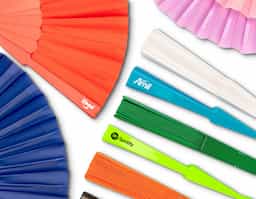 Leque com estrutura plástica compacta e resistente, revestido em tecido leve que garante ventilação prática e eficiente. Portátil e de fácil manuseio, é ideal para oferecer conforto em eventos ao ar livre, feiras e ações promocionais. Um brinde criativo que une utilidade e visibilidade para sua marca