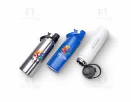 Garrafa térmica em inox com capacidade de até 800ml. Conta com estrutura de parede dupla e vedação a vácuo, o que possibilita manter a temperatura de líquidos por mais tempo. Possui tampa plástica rosqueável com protetor para o bocal e alça para transporte.