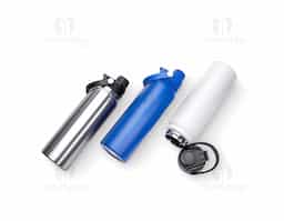 Garrafa térmica em inox com capacidade de até 800ml. Conta com estrutura de parede dupla e vedação a vácuo, o que possibilita manter a temperatura de líquidos por mais tempo. Possui tampa plástica rosqueável com protetor para o bocal e alça para transporte.