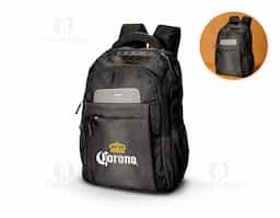 Mochila confeccionada em Jacquard 260 g/m² resistente à água, com detalhes em metal e couro sintético, fechamento em zíper com puxadores plásticos e capacidade de até 22 litros. Apresenta compartimento interno com divisória para notebooks de até 15,3 polegadas. Possui quatro compartimentos externos: dois bolsos frontais, um deles com divisórias internas e dois laterais abertos em tela de nylon. Dispõe ainda de alça de mão, duas alças de costas com engate para malas de viagem e costas acolchoadas em tecido respirável.