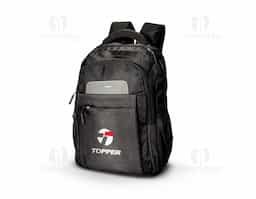 Mochila confeccionada em Jacquard 260 g/m² resistente à água, com detalhes em metal e couro sintético, fechamento em zíper com puxadores plásticos e capacidade de até 22 litros. Apresenta compartimento interno com divisória para notebooks de até 15,3 polegadas. Possui quatro compartimentos externos: dois bolsos frontais, um deles com divisórias internas e dois laterais abertos em tela de nylon. Dispõe ainda de alça de mão, duas alças de costas com engate para malas de viagem e costas acolchoadas em tecido respirável.