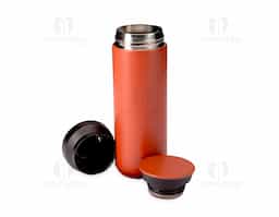 Garrafa térmica com capacidade de até 470ml feita em inox de parede dupla. Possui tampa rosqueável com vedação a vácuo e abertura dupla, proporcionando a conservação da temperatura de líquidos por mais tempo.