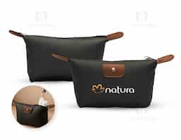 Nécessaire confeccionada em couro sintético impermeável, garantindo durabilidade e proteção. Possui fechamento em zíper e elegante detalhe metálico frontal. Compacta e sofisticada, é uma excelente opção de brinde corporativo que valoriza sua marca.