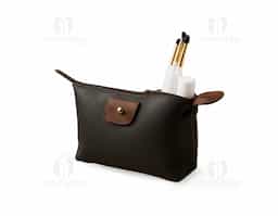 Nécessaire confeccionada em couro sintético impermeável, garantindo durabilidade e proteção. Possui fechamento em zíper e elegante detalhe metálico frontal. Compacta e sofisticada, é uma excelente opção de brinde corporativo que valoriza sua marca.