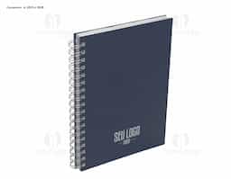 Caderno planner com capa rígida em PU de 2mm em formato espiral. Contém 90 folhas brancas de 95g/m². Folhas estruturadas em formato de planner para anotações e gestão da rotina.
Contém folha de dados pessoais, folha com calendários  de 2025 à 2028 e espaço para anotações mensais.