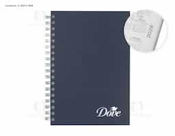 Caderno planner com capa rígida em PU de 2mm em formato espiral. Contém 90 folhas brancas de 95g/m². Folhas estruturadas em formato de planner para anotações e gestão da rotina.
Contém folha de dados pessoais, folha com calendários  de 2025 à 2028 e espaço para anotações mensais.