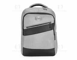 Mochila confeccionada em tecido sintético impermeável com detalhes em couro sintético e capacidade de até 16 litros. Possui compartimento principal com bolsos em diferentes tamanhos e uma divisória para notebooks de até 15,3 polegadas. Conta com entrada externa para cabos USB-A e USB-C, dois compartimentos frontais com zíper e dois bolsos laterais abertos. Dispõe ainda de alça superior, duas alças de costas e painel traseiro acolchoados, além de engate em nylon para malas de viagem.