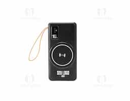ower Bank em plástico com capacidade de 10.000mAh. Possui quatro cabos integrados com saídas para Lightning, USB-C, Micro-USB e USB, além de área de recarga por indução magnética para dispositivos compatíveis e lanterna de LED. Conta ainda com entradas USB-A e USB-C para recarga do próprio aparelho e alça de tecido sintético para transporte.