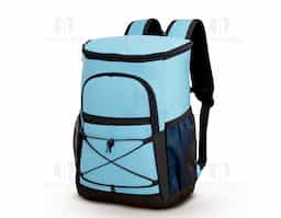  Mochila térmica confeccionada em poliéster impermeável com detalhes em couro sintético e capacidade máxima de 13 litros, distribuída em dois compartimentos revestidos em PEVA: um interno antivazamento e outro, menor, localizado na parte externa. Possui ainda três bolsos externos, incluindo dois em tela de nylon com elástico e um com fechamento em zíper e cordão de elástico ajustável, além de alças e painel traseiro revestidos em espuma respirável.