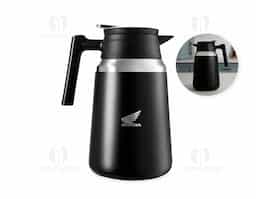Garrafa térmica feita em inox com cabo e bico em plástico resistente, base emborrachada antiderrapante e capacidade máxima de 1,5 litro. com acionamento por pressão para servir o conteúdo. Apresenta estrutura de parede dupla e isolamento a vácuo, que conserva a temperatura dos líquidos por mais tempo.