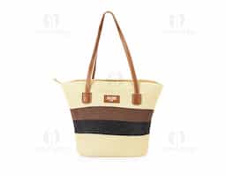 Bolsa feita em fios de papel torcido costurados com linha de nylon. Possui fechamento em zíper, compartimento interno com bolso compacto, alças e detalhes em couro sintético, incluindo plaquinha frontal costurada.