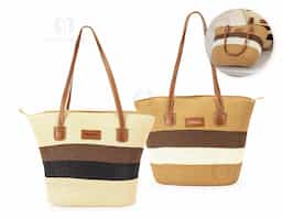 Bolsa feita em fios de papel torcido costurados com linha de nylon. Possui fechamento em zíper, compartimento interno com bolso compacto, alças e detalhes em couro sintético, incluindo plaquinha frontal costurada.