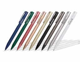Caneta metálica com ponta e clip em plástico. Possui acionamento por clique e carga esferográfica azul de 1.0mm.