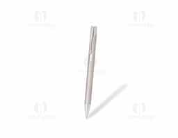 Caneta metálica com ponta e clip em plástico. Possui acionamento por clique e carga esferográfica azul de 1.0mm.