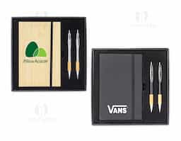 Kit executivo com três peças, composto por uma caderneta, uma caneta e uma lapiseira. A caderneta possui capa dura em papelão reforçado, fechamento em elástico, cerca de 82 folhas pautadas, bloco de folhas amarelas e outro com marcadores autoadesivos coloridos. A caneta e a lapiseira contam com corpo em plástico e detalhes em bambu. Além disso, a caneta possui carga esferográfica azul de 1,0 mm, enquanto a lapiseira dispõe de grafite de 0,7 mm. Acompanha caixa em papelão com berço em plástico para guardar os itens do conjunto.
Bloco de Anotação: 18,8 cm x 11,5 cm x 1,3 cm, Caneta: 13,8 cm x 1,5 cm Lapiseira: 13,7 cm x 1,5 cm.