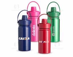 Garrafa térmica em inox com capacidade máxima para 400ml. Apresenta estrutura de parede dupla com vedação a vácuo, garantindo a conservação da temperatura de líquidos por mais tempo. Possui tampa plástica rosqueável com protetor para o bocal, bico flip, canudo interno removível e alça fixa para transporte.