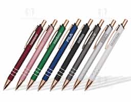 Caneta metálica com acionamento por clique e carga azul 1,0 mm, proporcionando escrita precisa e confortável. Seu design leve garante melhor pegada no uso diário. Elegante e funcional, é um brinde corporativo que agrega valor e reforça a presença da sua marca.