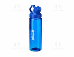 Squeeze plástico livre de BPA, com capacidade máxima de 750ml e marcação de volume de 700ml impressa no corpo. Dispõe de bocal plástico com protetor rosqueável para o bocal e alça fixa. Acompanha cordão de nylon para prender à alça da tampa.