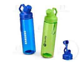 Squeeze plástico livre de BPA, com capacidade máxima de 750ml e marcação de volume de 700ml impressa no corpo. Dispõe de bocal plástico com protetor rosqueável para o bocal e alça fixa. Acompanha cordão de nylon para prender à alça da tampa.