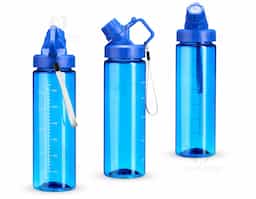 Squeeze plástico livre de BPA, com capacidade máxima de 750ml e marcação de volume de 700ml impressa no corpo. Dispõe de bocal plástico com protetor rosqueável para o bocal e alça fixa. Acompanha cordão de nylon para prender à alça da tampa.