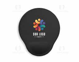 Mouse pad ergonômico em neoprene leve, com superfície suave para deslize preciso e apoio almofadado em espuma que oferece conforto ao punho durante longas horas de uso. Funcional e elegante, é um brinde corporativo que valoriza o bem-estar e a produtividade diária.