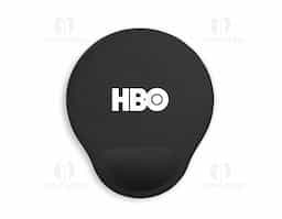 Mouse pad ergonômico em neoprene leve, com superfície suave para deslize preciso e apoio almofadado em espuma que oferece conforto ao punho durante longas horas de uso. Funcional e elegante, é um brinde corporativo que valoriza o bem-estar e a produtividade diária.
