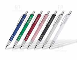 Caneta metálica com acabamento fosco, clipe resistente e ponteira plástica, unindo elegância e praticidade. Equipada com carga azul 1.0mm e acionamento por clique, oferece escrita suave e confiável. É um brinde corporativo versátil, com presença marcante e excelente custo-benefício.