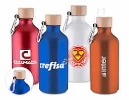 Garrafa de 550ml em alumínio reciclado com acabamento mate (exceto na cor branca), tampa rosqueável em bambu e mosquetão para transporte prático. Sustentável, elegante e funcional, é um brinde corporativo que alia estilo e consciência ambiental à sua marca.